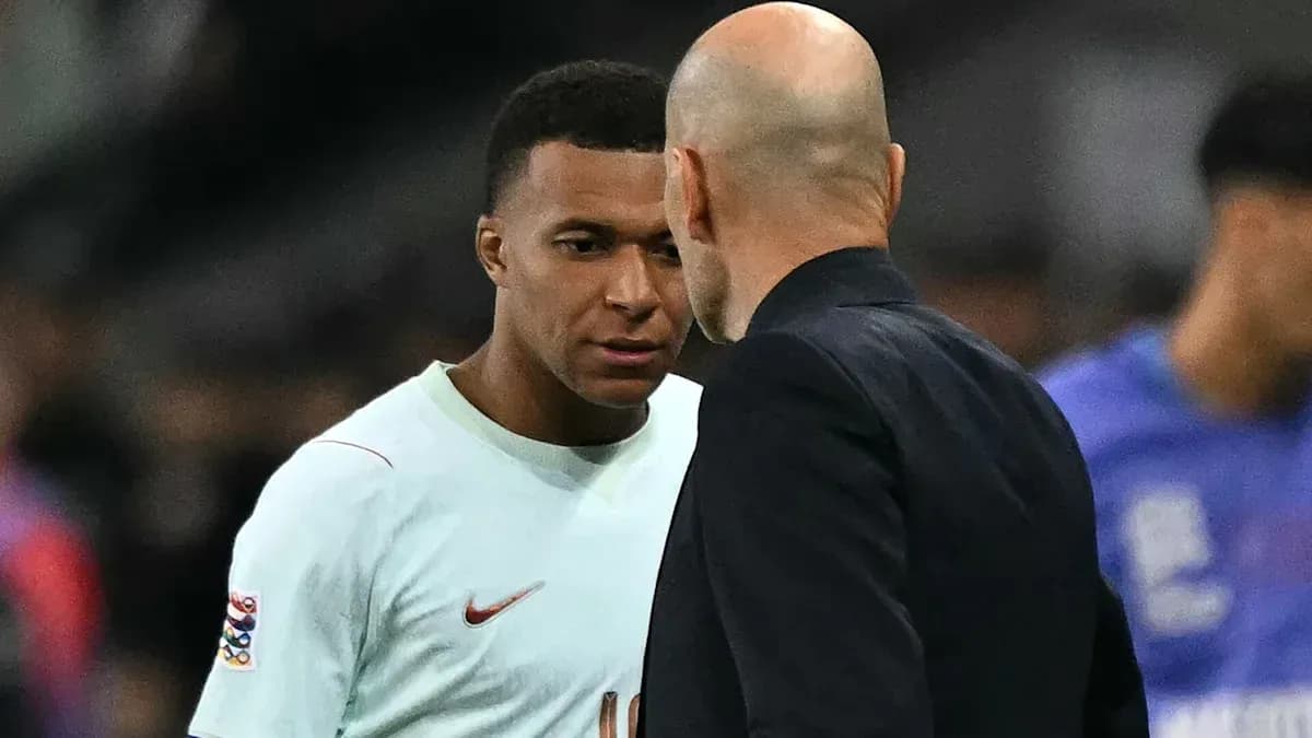 Kylian Mbappé conversando con un entrenador Kylian Mbappé conversando con un entrenador