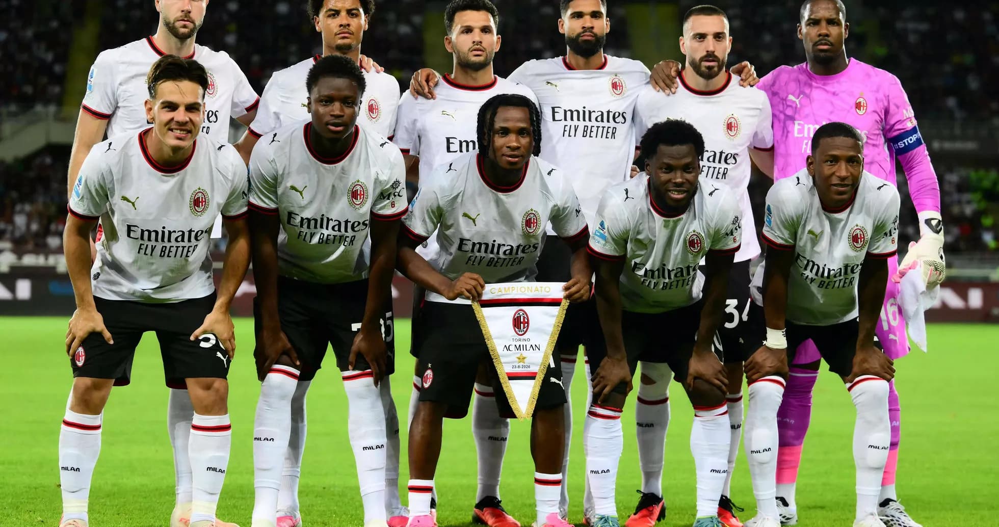 Equipo de AC Milan posando en el campo Equipo de AC Milan posando en el campo