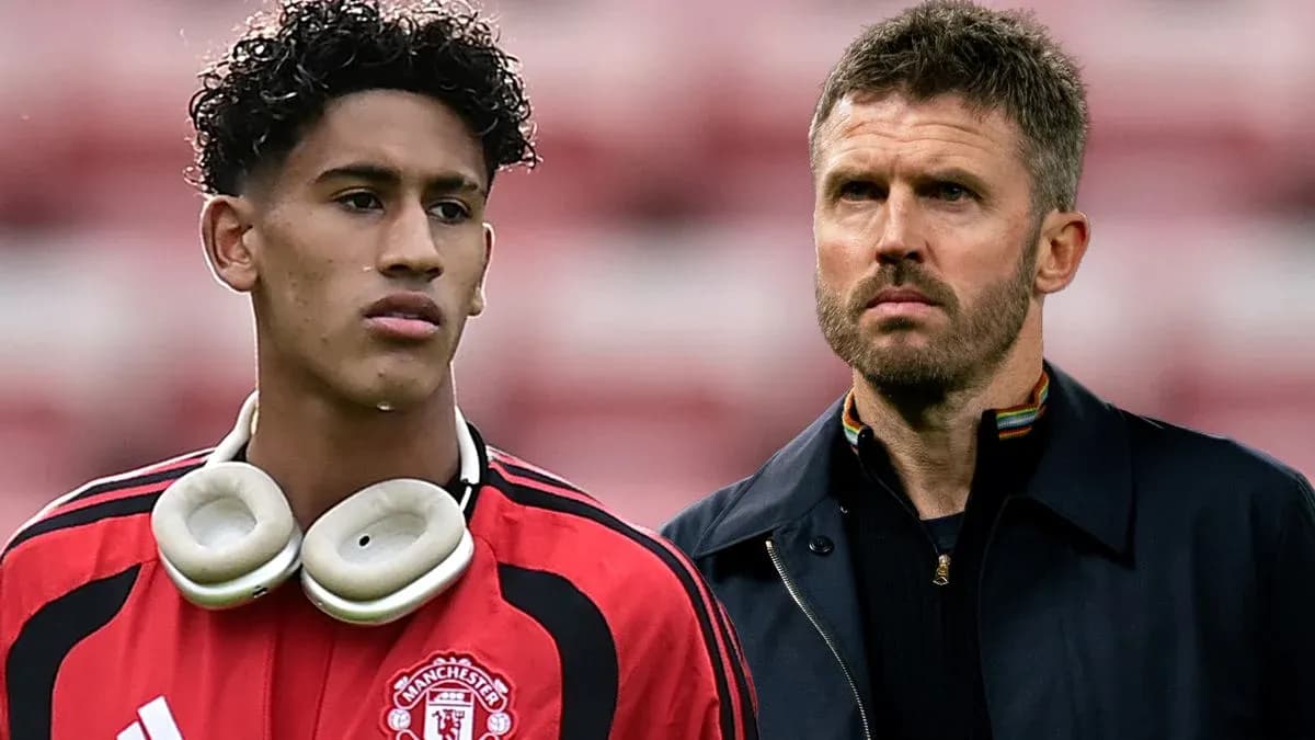 Jugador de Manchester United y entrenador en el fondo Jugador de Manchester United y entrenador en el fondo