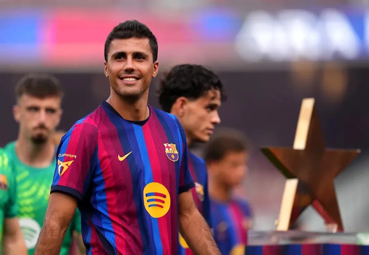 Jugador de Barcelona sonriendo con trofeo en campo Jugador de Barcelona sonriendo con trofeo en campo