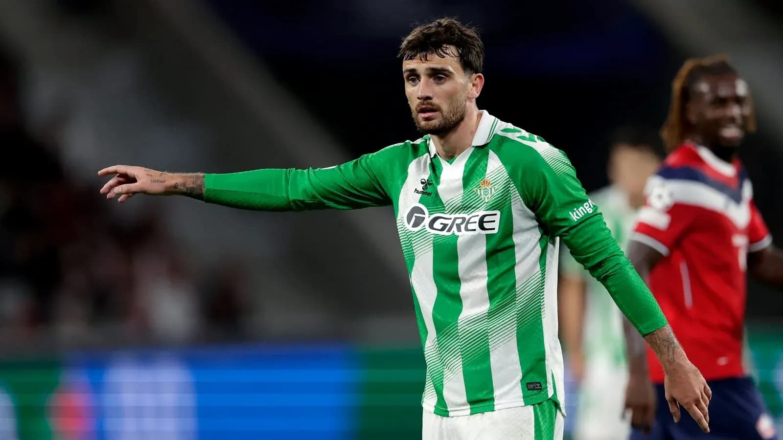 Jugador de Real Betis señalando durante el partido Jugador de Real Betis señalando durante el partido