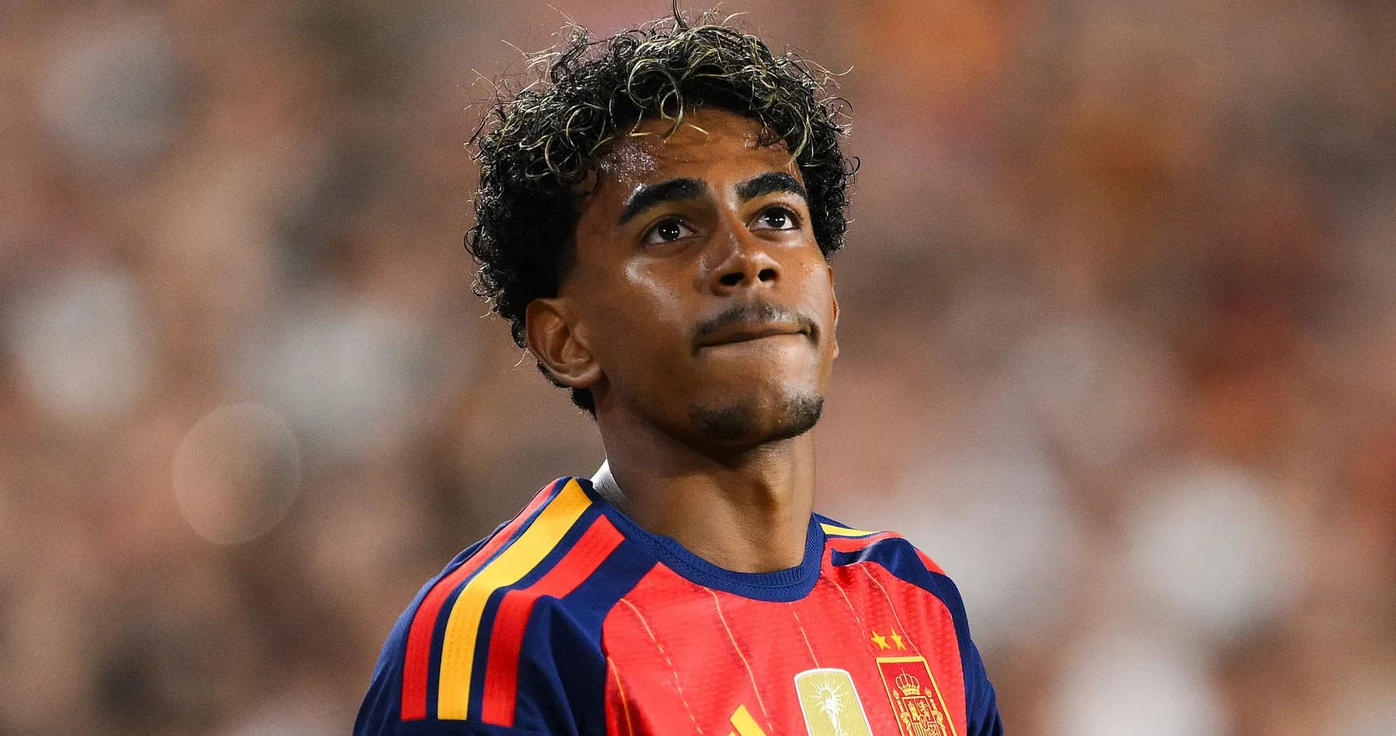 Jugador de España mirando hacia arriba en el campo Jugador de España mirando hacia arriba en el campo