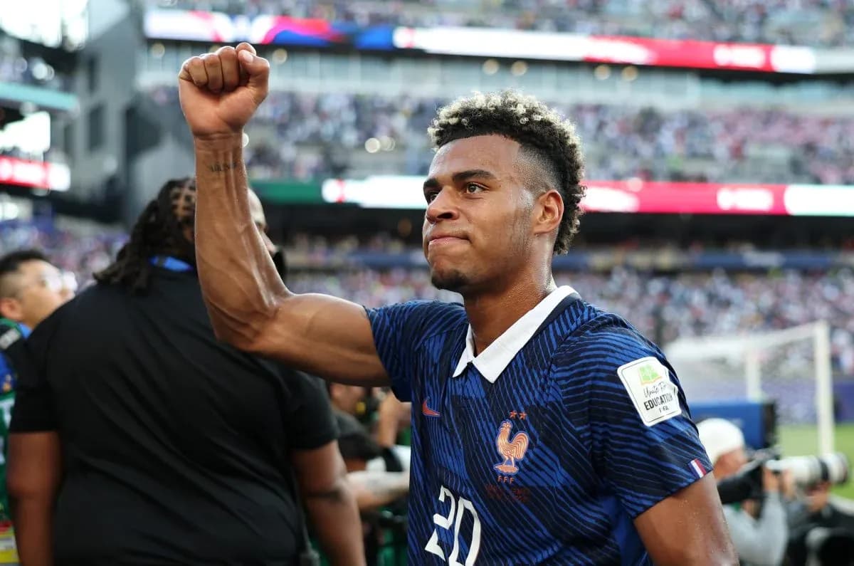 Jugador de Francia levantando el puño en celebración Jugador de Francia levantando el puño en celebración