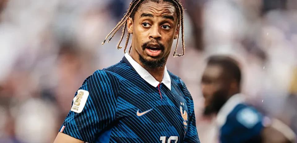 Jugador de Francia en partido de fútbol Jugador de Francia en partido de fútbol