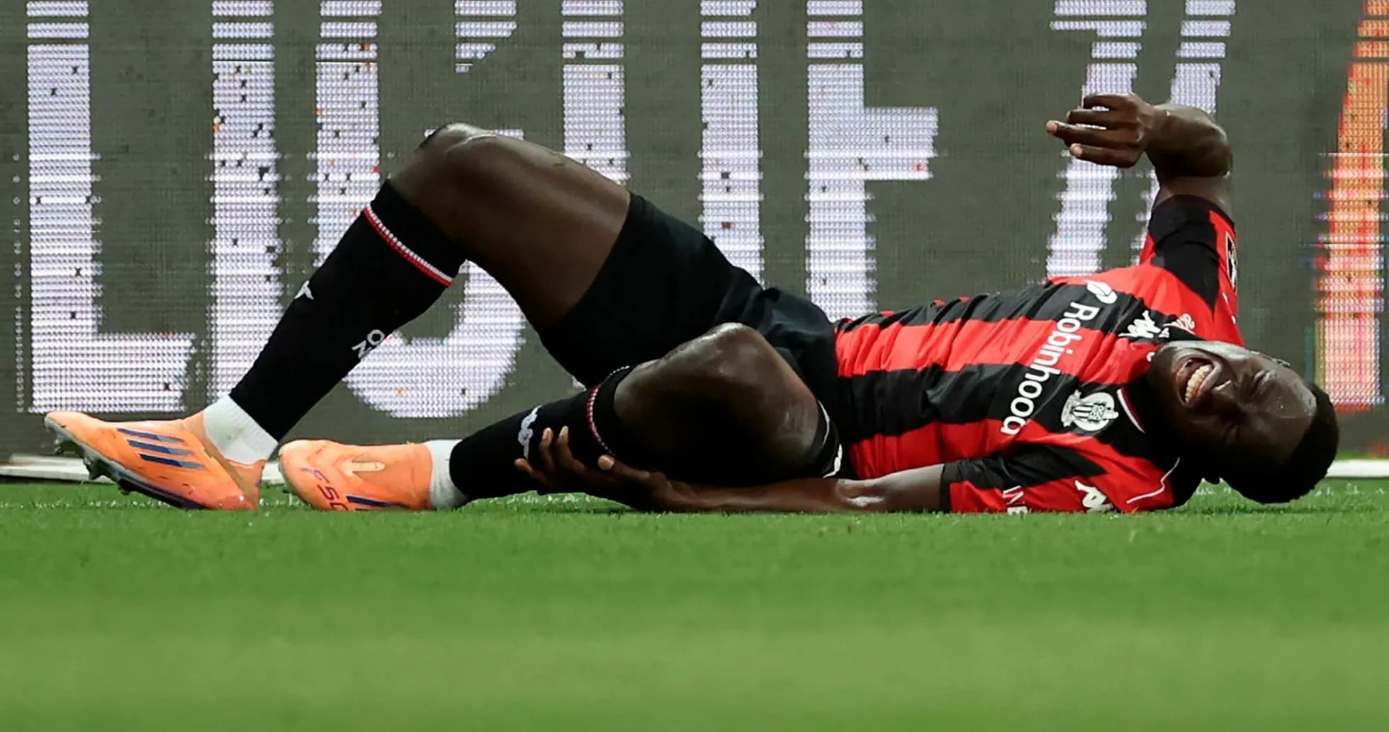 Jugador caído en el campo tras una lesión Jugador caído en el campo tras una lesión
