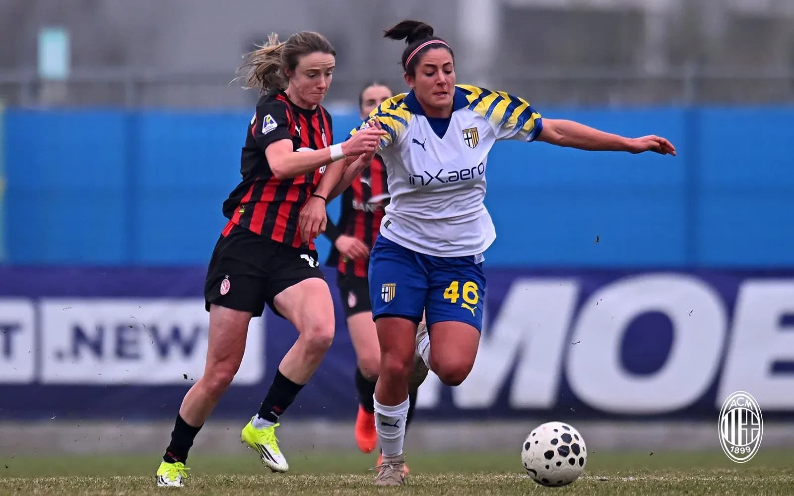 Jugadora de AC Milan y Parma en acción Jugadora de AC Milan y Parma en acción