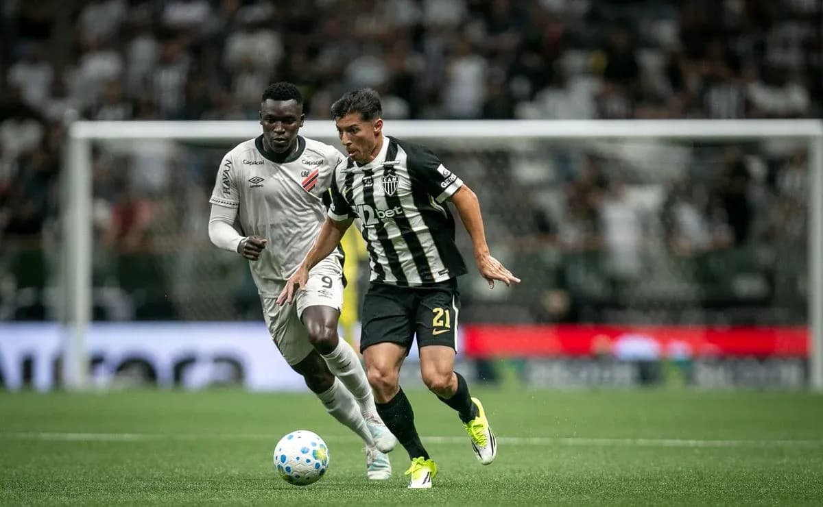 Jugadores de Atletico Paranaense y Atletico-MG en acción Jugadores de Atletico Paranaense y Atletico-MG en acción