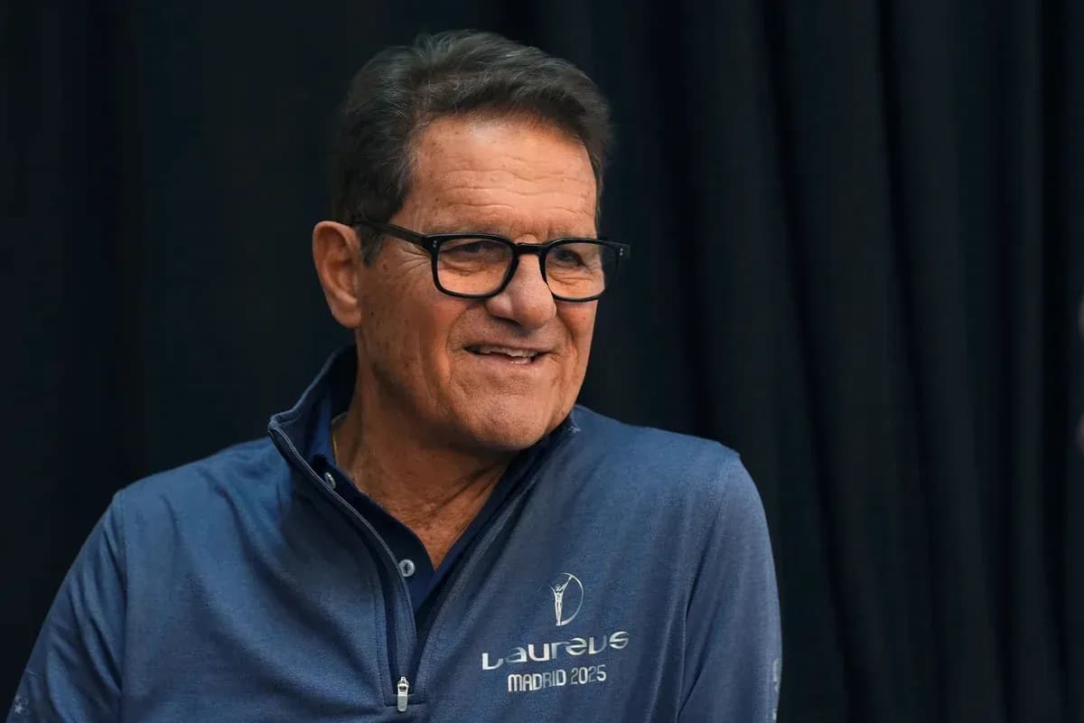 Hombre sonriendo durante un evento de prensa Hombre sonriendo durante un evento de prensa