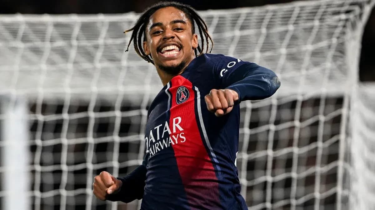 Jugador de PSG celebrando un gol en el partido Jugador de PSG celebrando un gol en el partido