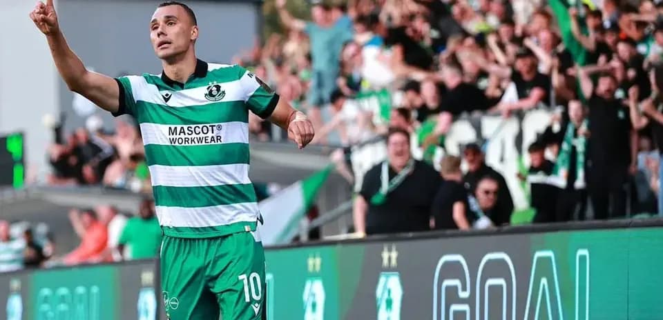 Jugador de Shamrock Rovers celebrando un gol Jugador de Shamrock Rovers celebrando un gol