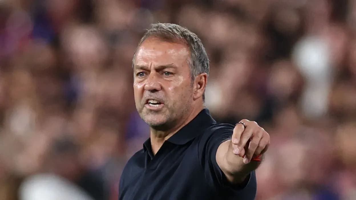 Entrenador señalando durante un partido de fútbol Entrenador señalando durante un partido de fútbol
