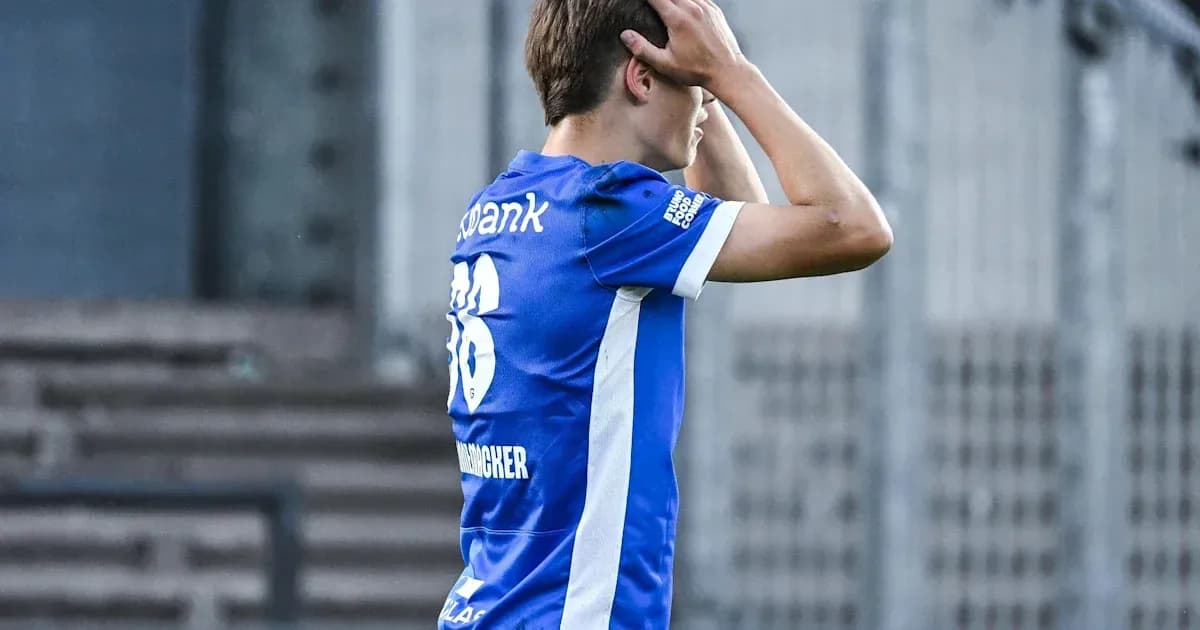 Jugador con camiseta azul, sosteniendo la cabeza Jugador con camiseta azul, sosteniendo la cabeza