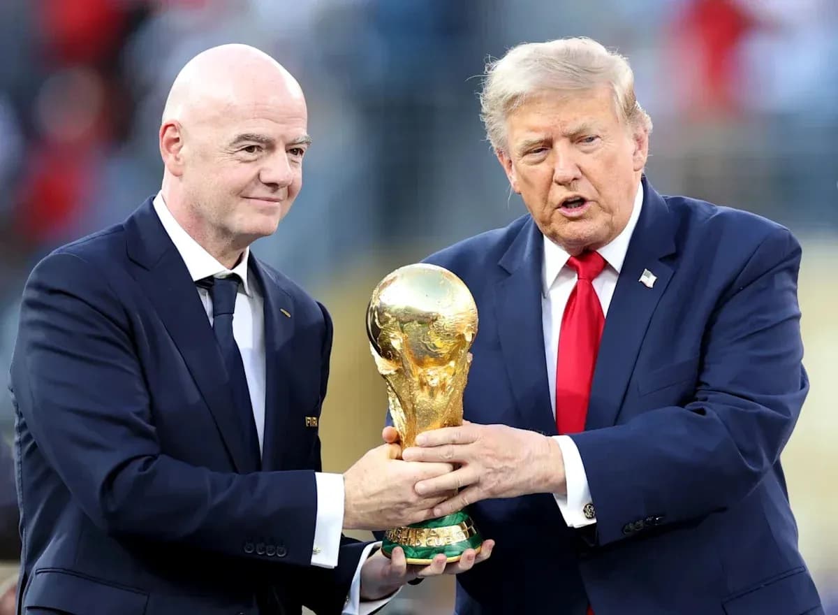 Gianni Infantino y Donald Trump sosteniendo la Copa Mundial Gianni Infantino y Donald Trump sosteniendo la Copa Mundial