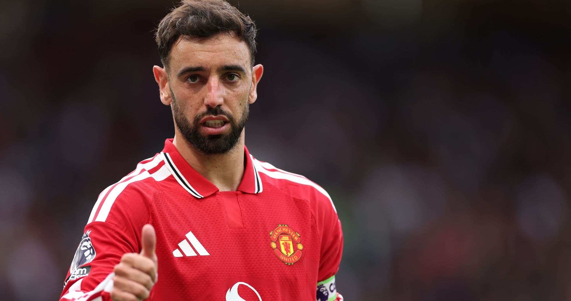 Bruno Fernandes en uniforme de Manchester United con gesto positivo Bruno Fernandes en uniforme de Manchester United con gesto positivo