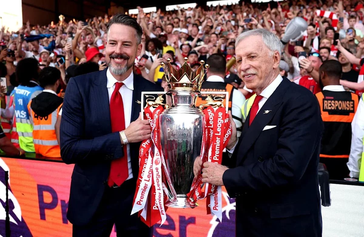 Dirigentes sosteniendo el trofeo de la Premier League Dirigentes sosteniendo el trofeo de la Premier League