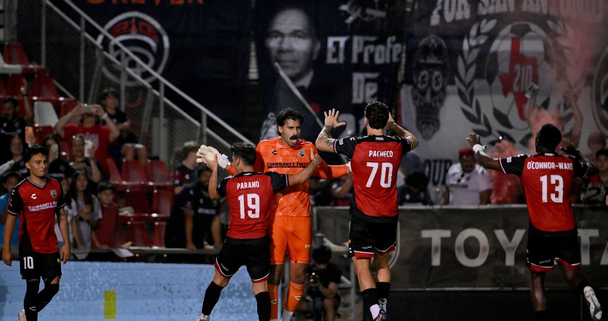Jugadores de San Antonio celebrando un gol Jugadores de San Antonio celebrando un gol