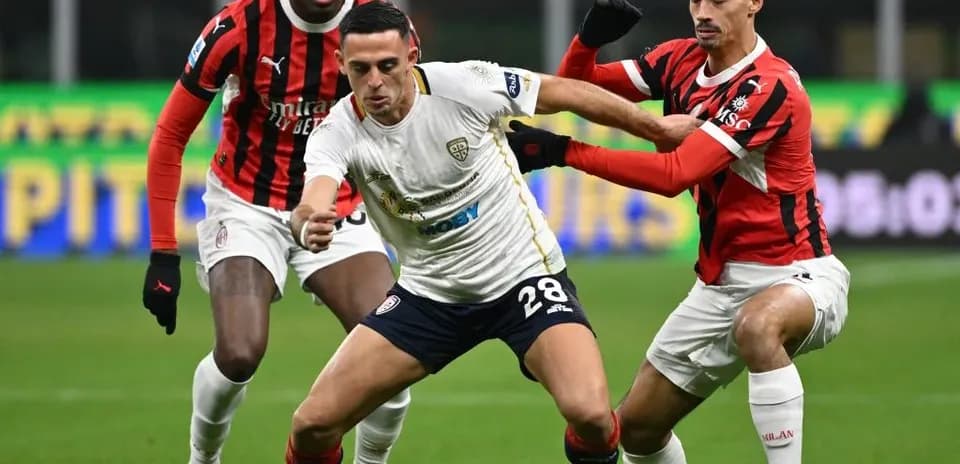 Jugadores de AC Milan y Cagliari en acción Jugadores de AC Milan y Cagliari en acción
