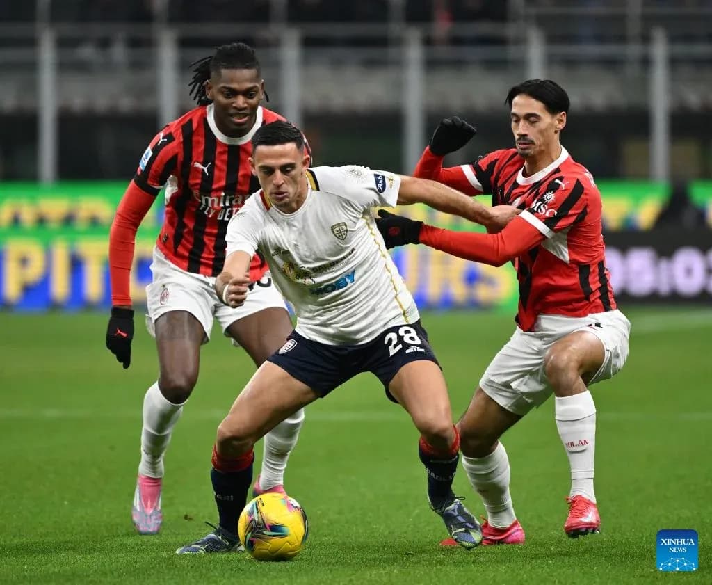 Jugadores de AC Milan y Cagliari en acción Jugadores de AC Milan y Cagliari en acción