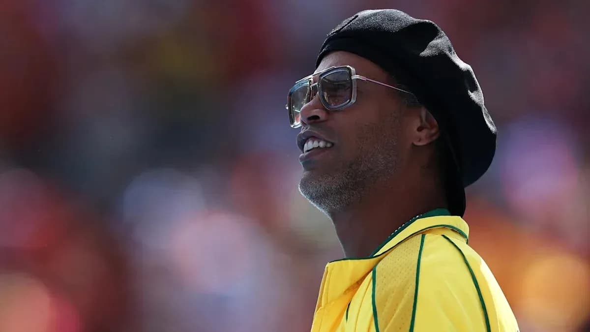 Hombre con gafas y gorra en evento deportivo Hombre con gafas y gorra en evento deportivo