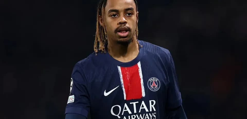 Jugador de PSG en acción durante un partido Jugador de PSG en acción durante un partido