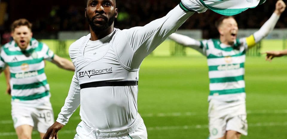 Jugador de Celtic celebrando un gol con sus compañeros Jugador de Celtic celebrando un gol con sus compañeros
