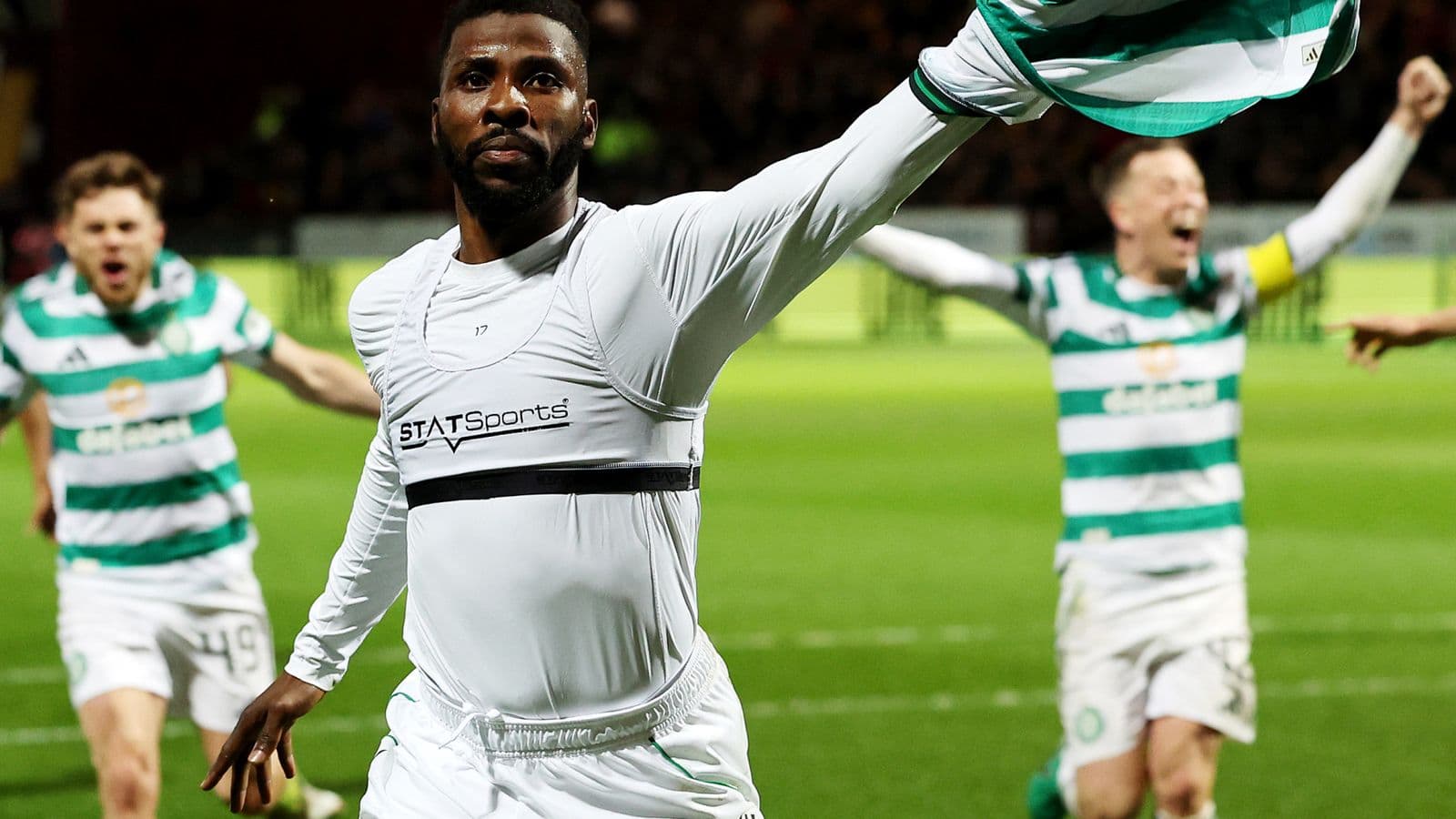 Jugador de Celtic celebrando un gol con sus compañeros Jugador de Celtic celebrando un gol con sus compañeros