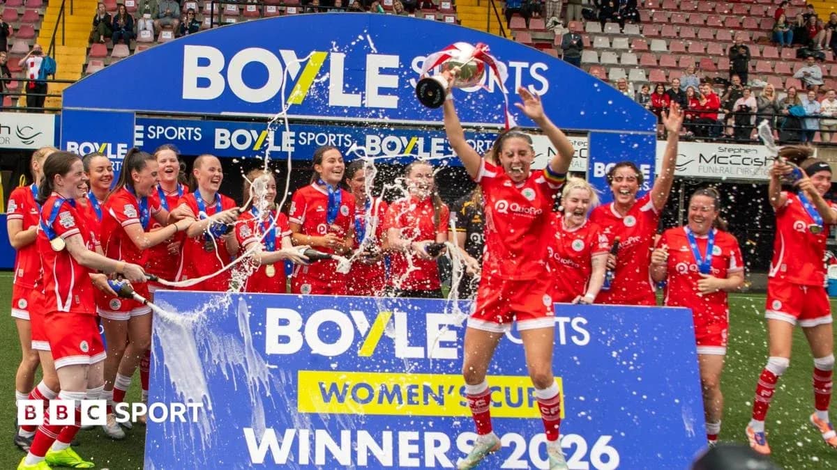 Jugadoras celebrando la victoria en la Boyle Sports Women's Cup Jugadoras celebrando la victoria en la Boyle Sports Women's Cup