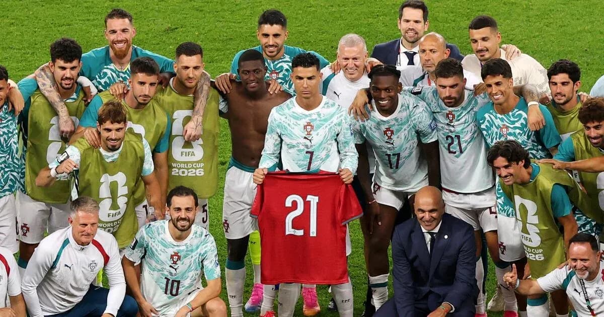 Equipo de Portugal celebrando con camiseta en mano Equipo de Portugal celebrando con camiseta en mano