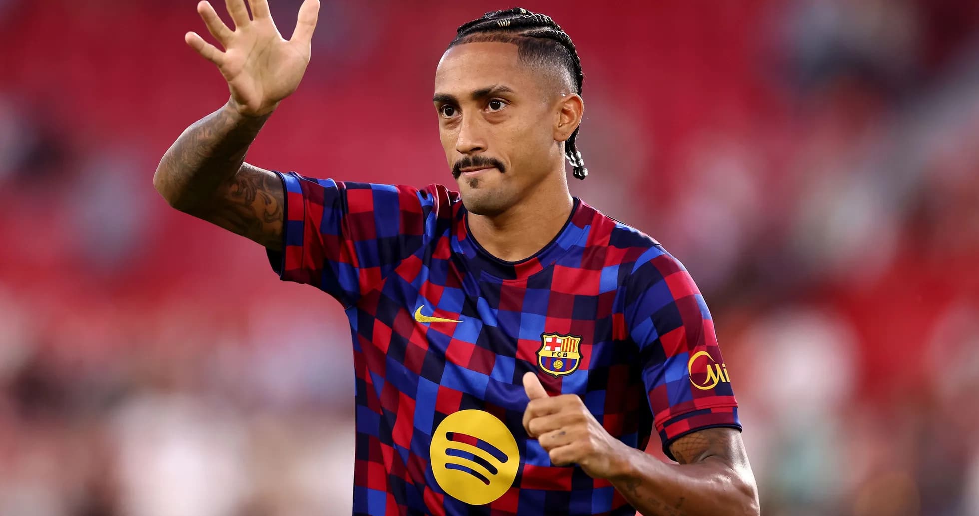 Jugador saludando con camiseta del FC Barcelona Jugador saludando con camiseta del FC Barcelona