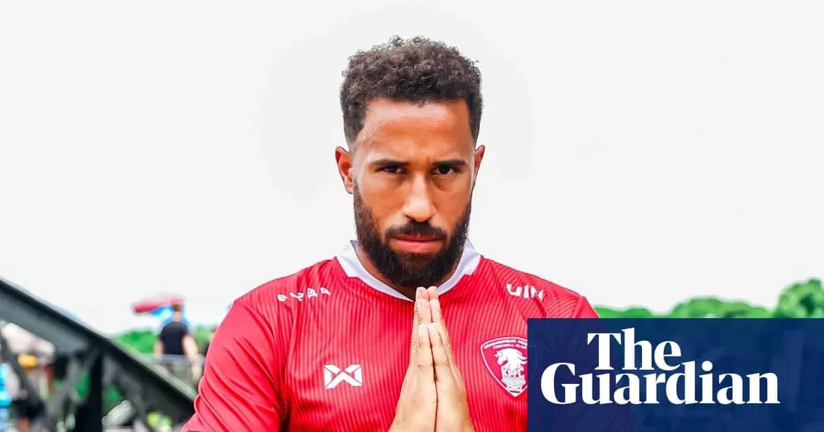 Jugador en uniforme rojo con manos juntas en señal de respeto Jugador en uniforme rojo con manos juntas en señal de respeto