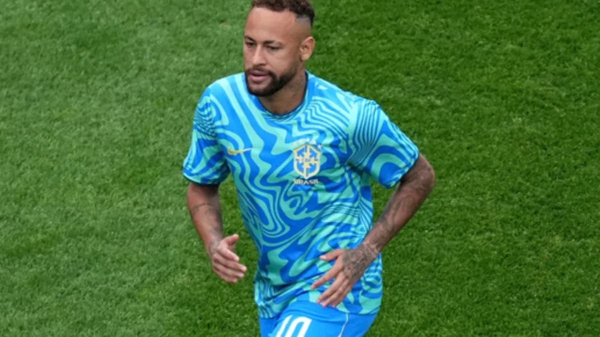 Jugador de Brasil entrenando en camiseta azul Jugador de Brasil entrenando en camiseta azul