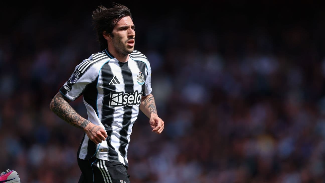 Jugador de Newcastle corriendo en el campo Jugador de Newcastle corriendo en el campo