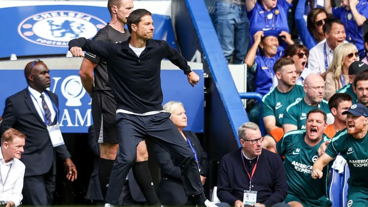 Entrenador celebrando en la banda durante el partido Entrenador celebrando en la banda durante el partido