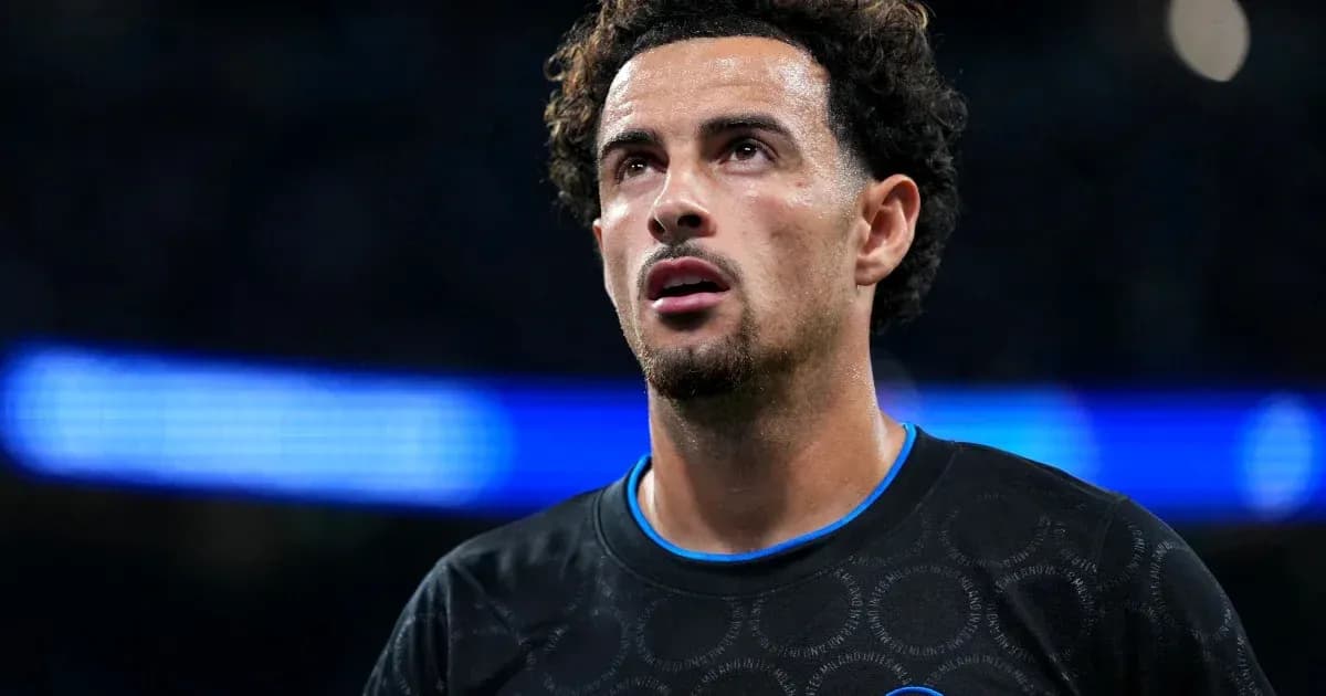 Jugador con camiseta negra mirando hacia arriba Jugador con camiseta negra mirando hacia arriba