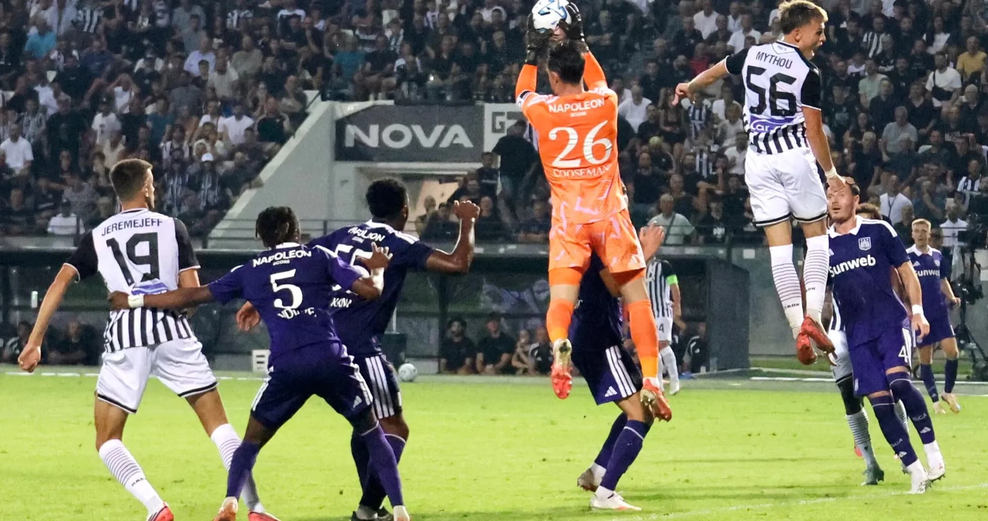 Jugadores en acción durante el partido PAOK vs Anderlecht Jugadores en acción durante el partido PAOK vs Anderlecht