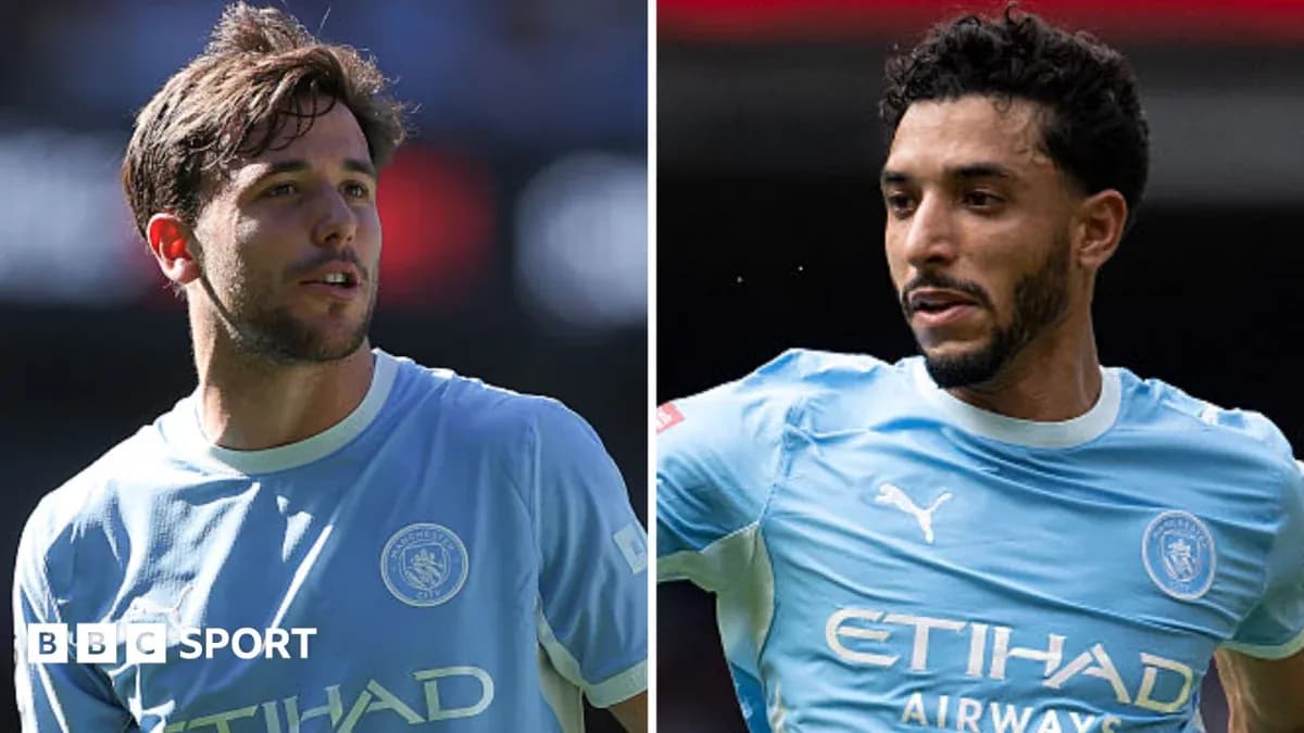 Dos jugadores de Manchester City en uniformes azul claro Dos jugadores de Manchester City en uniformes azul claro