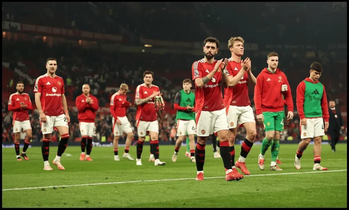 Jugadores de Manchester United aplaudiendo tras el partido Jugadores de Manchester United aplaudiendo tras el partido