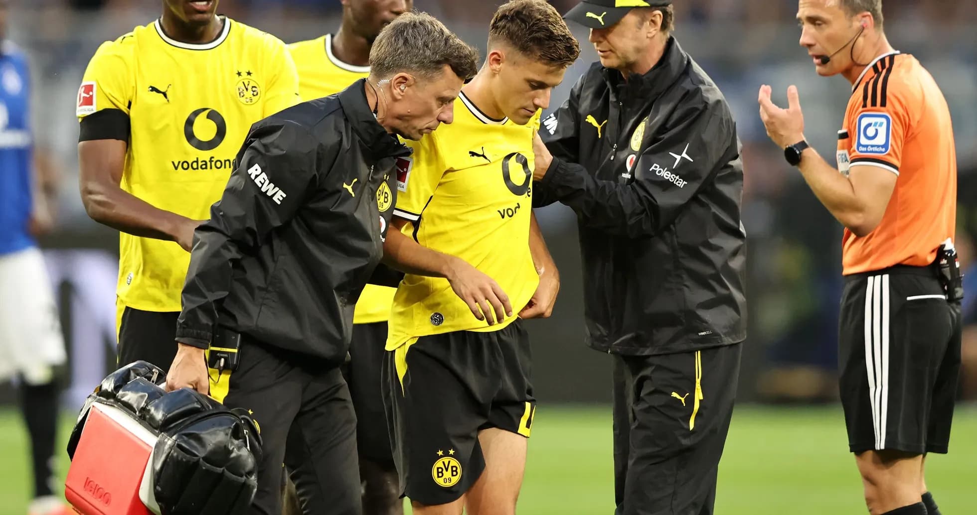 Jugadores de Borussia Dortmund reciben atención médica en el campo Jugadores de Borussia Dortmund reciben atención médica en el campo