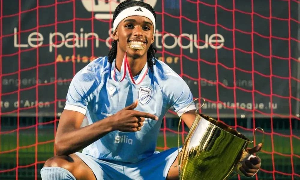 Jugador de Racing mostrando trofeo en el campo Jugador de Racing mostrando trofeo en el campo