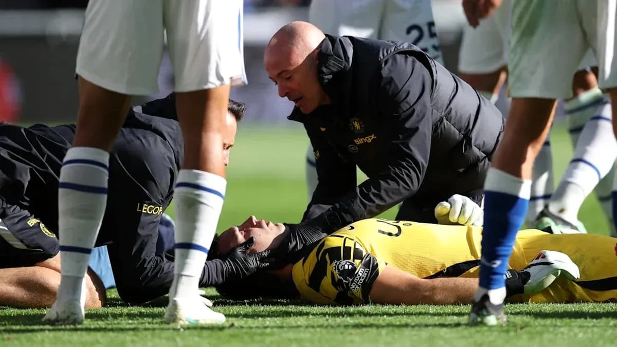 Jugadores y personal médico atendiendo a portero caído Jugadores y personal médico atendiendo a portero caído