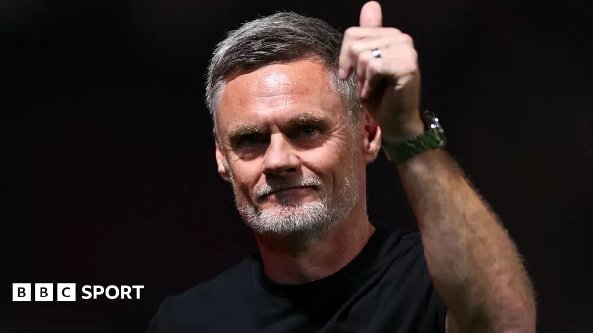 Entrenador haciendo un gesto positivo durante el partido Entrenador haciendo un gesto positivo durante el partido