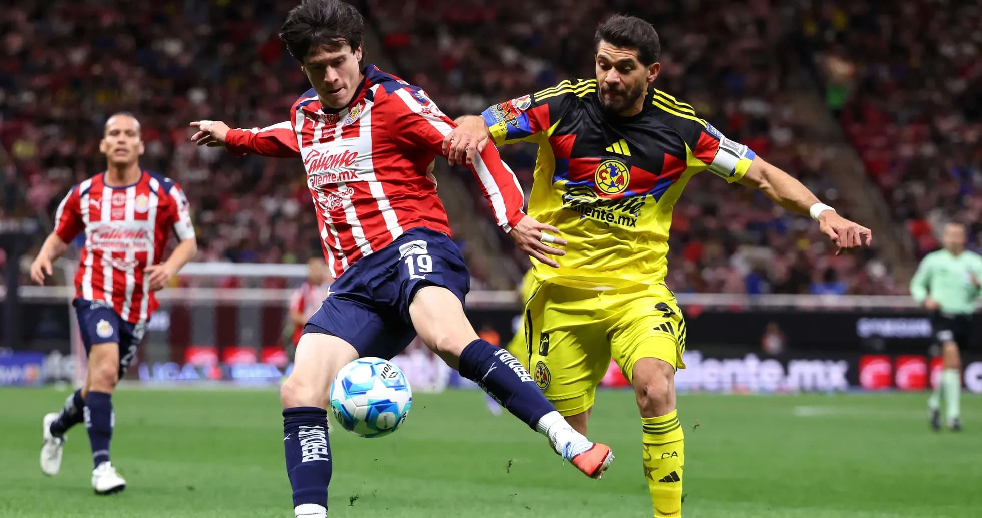 Jugador de Chivas disputando el balón con América Jugador de Chivas disputando el balón con América