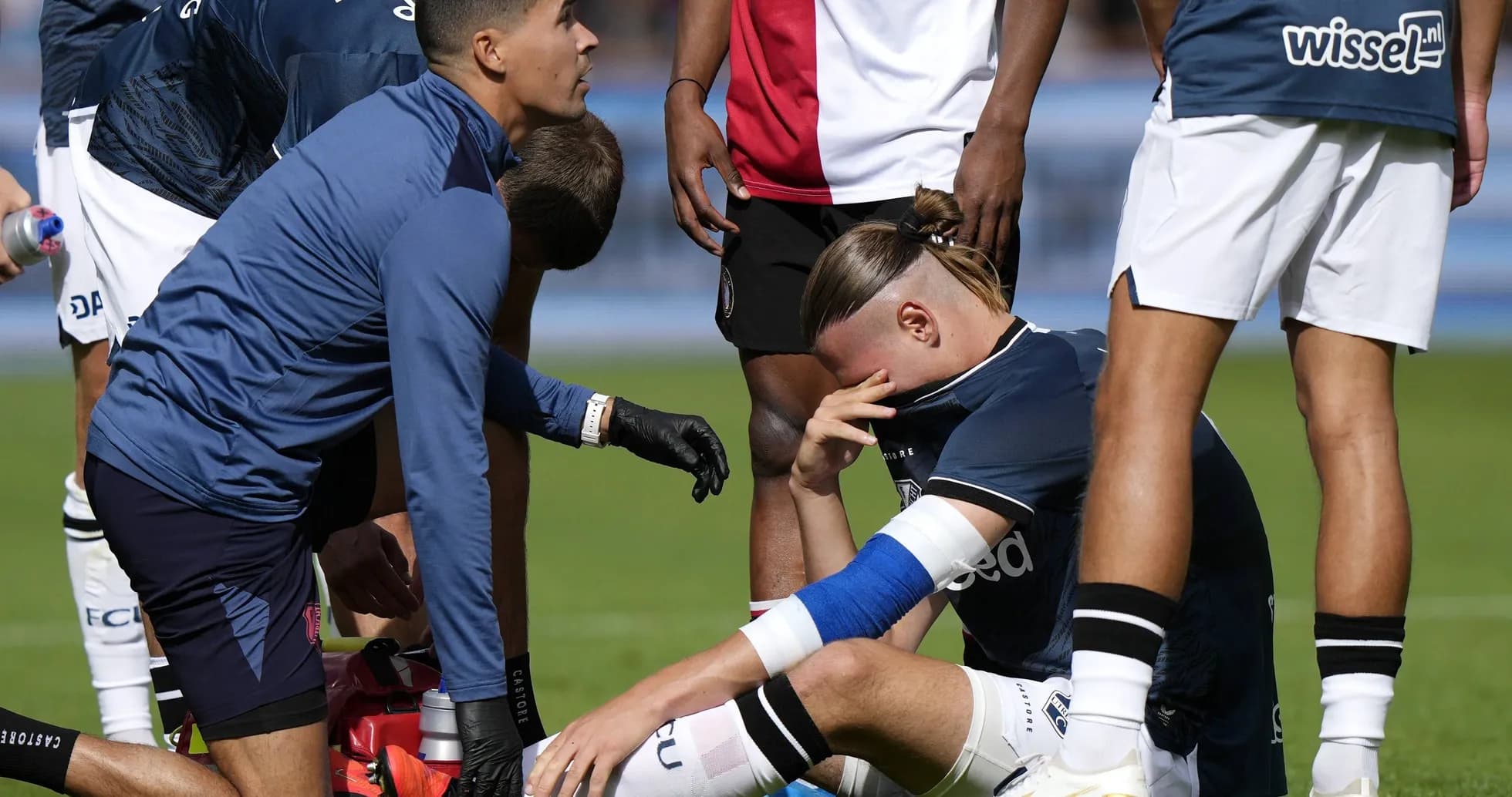 Jugador recibiendo atención médica en el campo Jugador recibiendo atención médica en el campo
