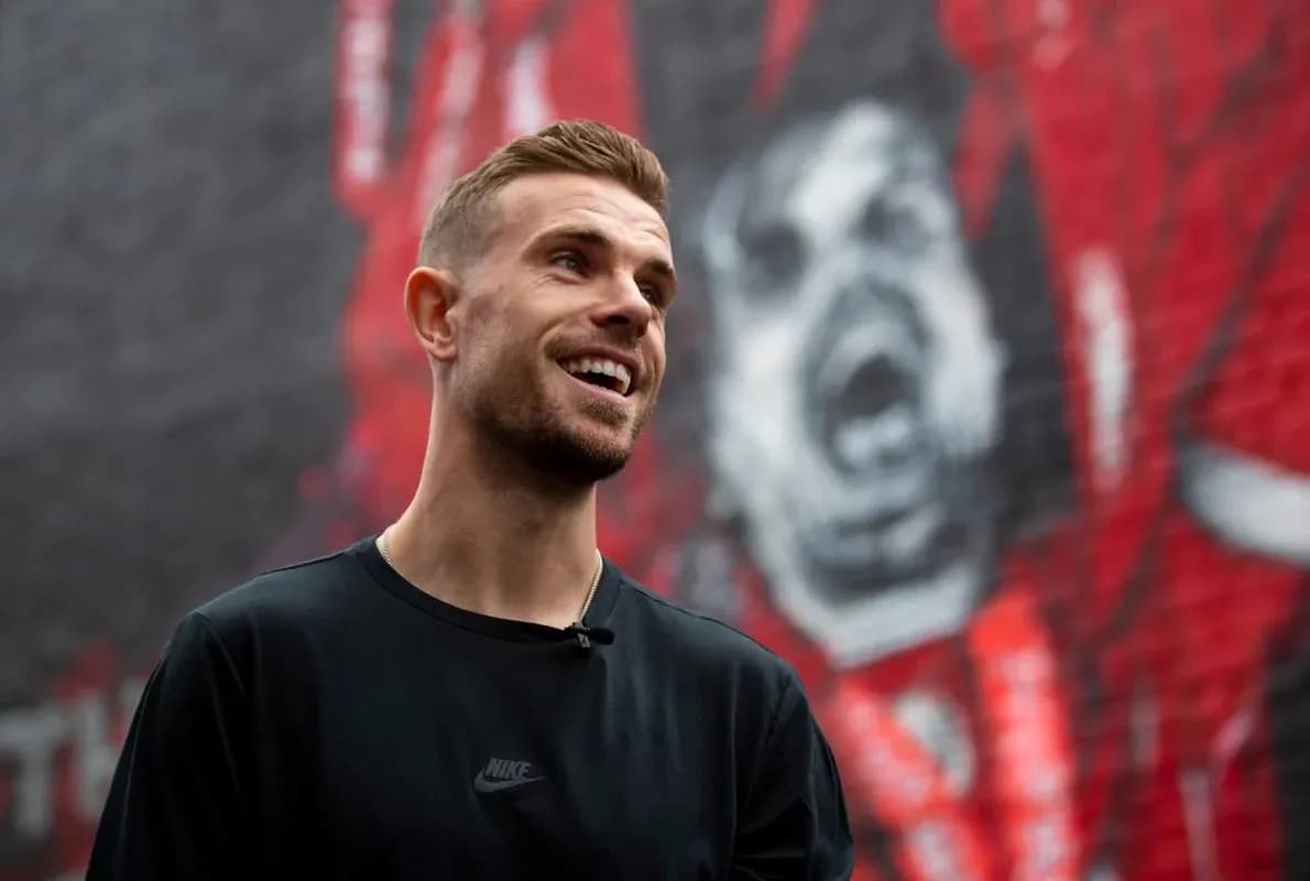Jugador sonriendo frente a mural de fondo Jugador sonriendo frente a mural de fondo