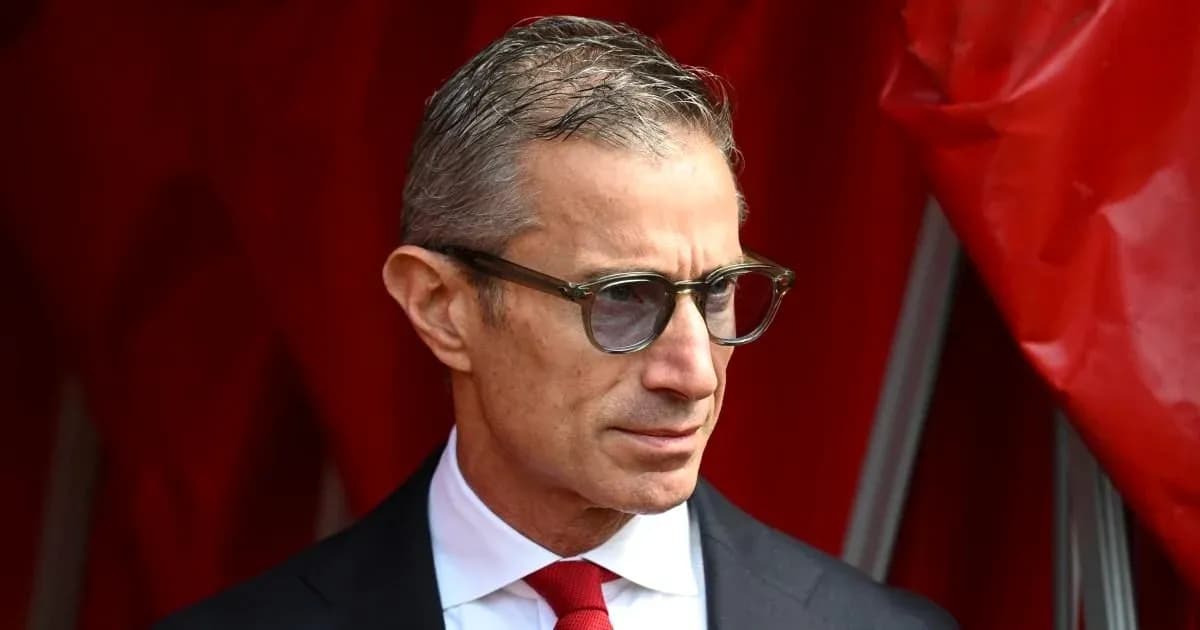 Persona con gafas y traje oscuro en fondo rojo Persona con gafas y traje oscuro en fondo rojo