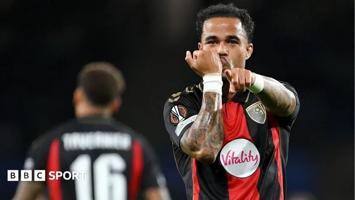 Jugador de Bournemouth señalando durante un partido Jugador de Bournemouth señalando durante un partido