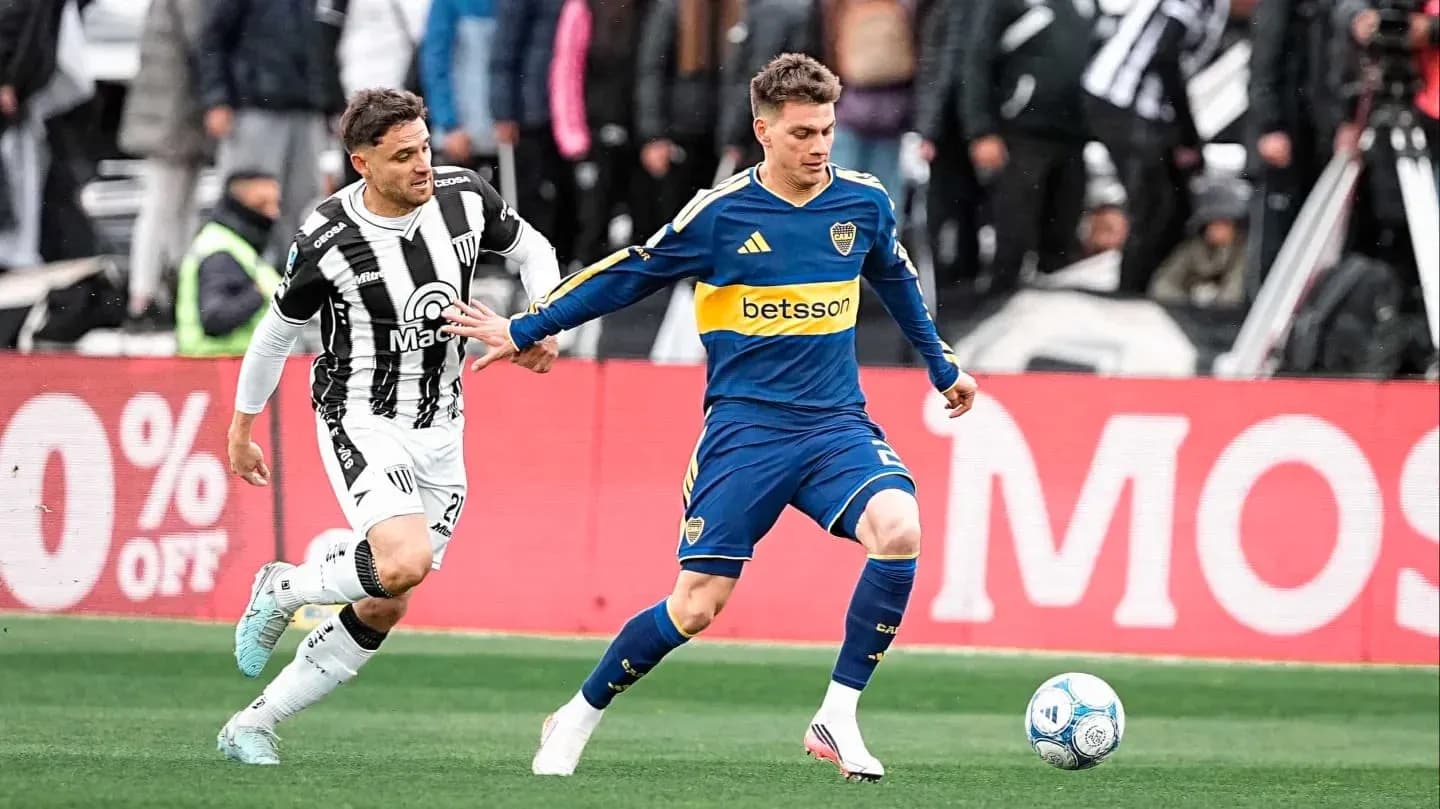 Jugador de Boca Juniors persigue a rival de Gimnasia Jugador de Boca Juniors persigue a rival de Gimnasia