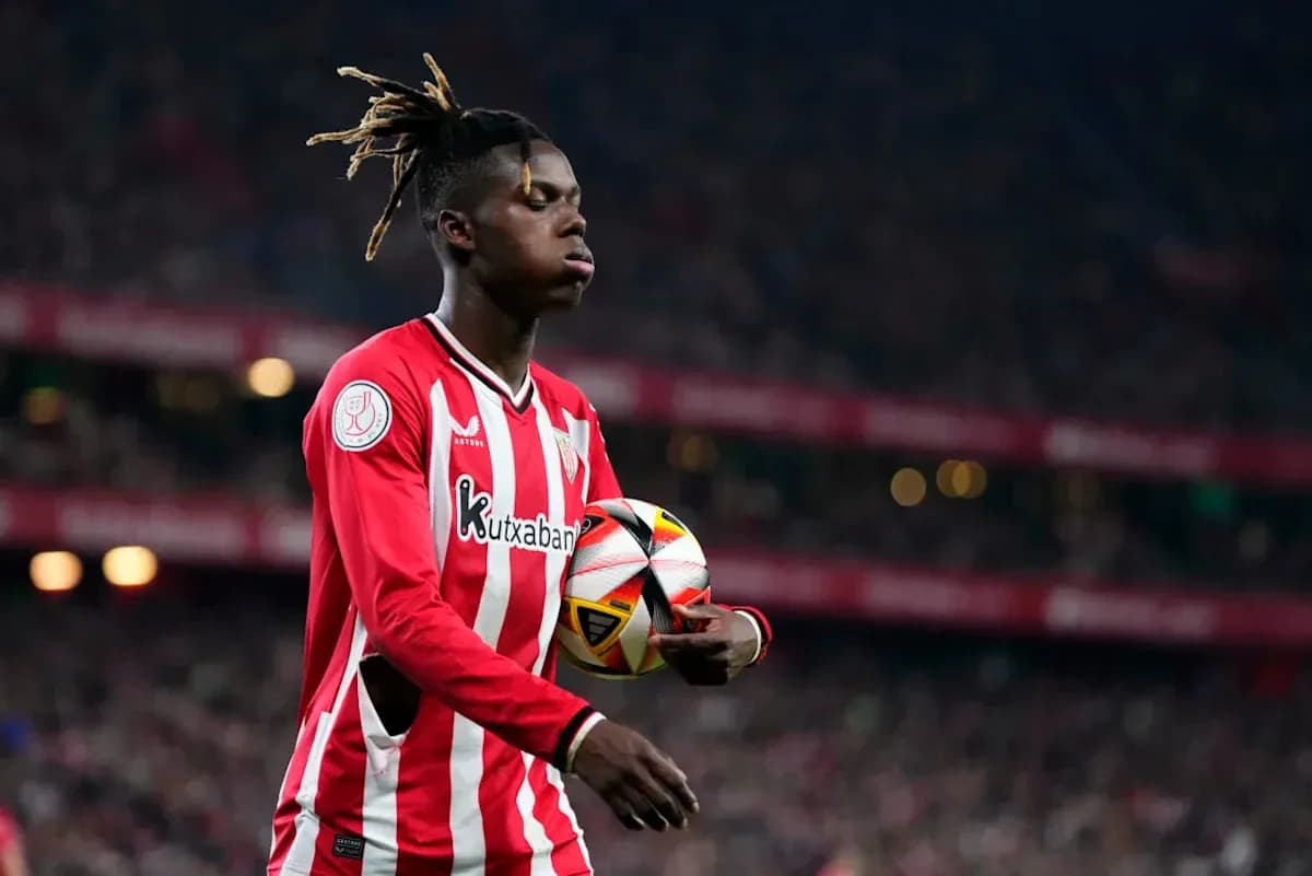 Jugador sosteniendo el balón en el campo Jugador sosteniendo el balón en el campo