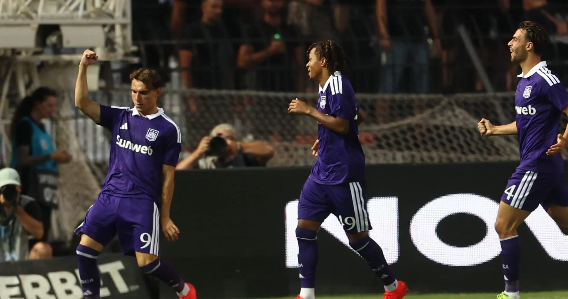 Jugadores de Anderlecht celebrando un gol Jugadores de Anderlecht celebrando un gol