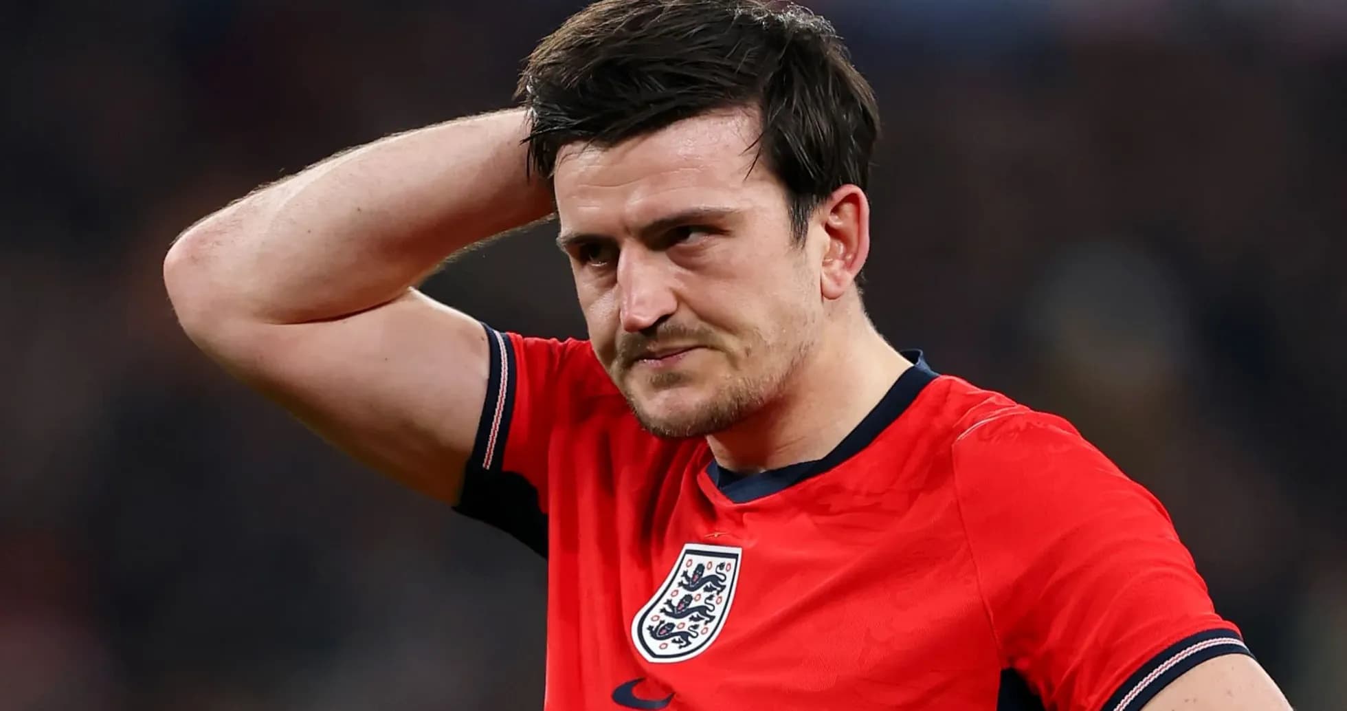 Jugador de Inglaterra con expresión pensativa en partido Jugador de Inglaterra con expresión pensativa en partido